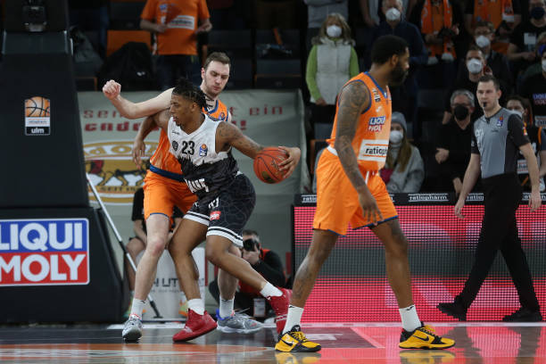 表现虽稳居 表现虽稳居